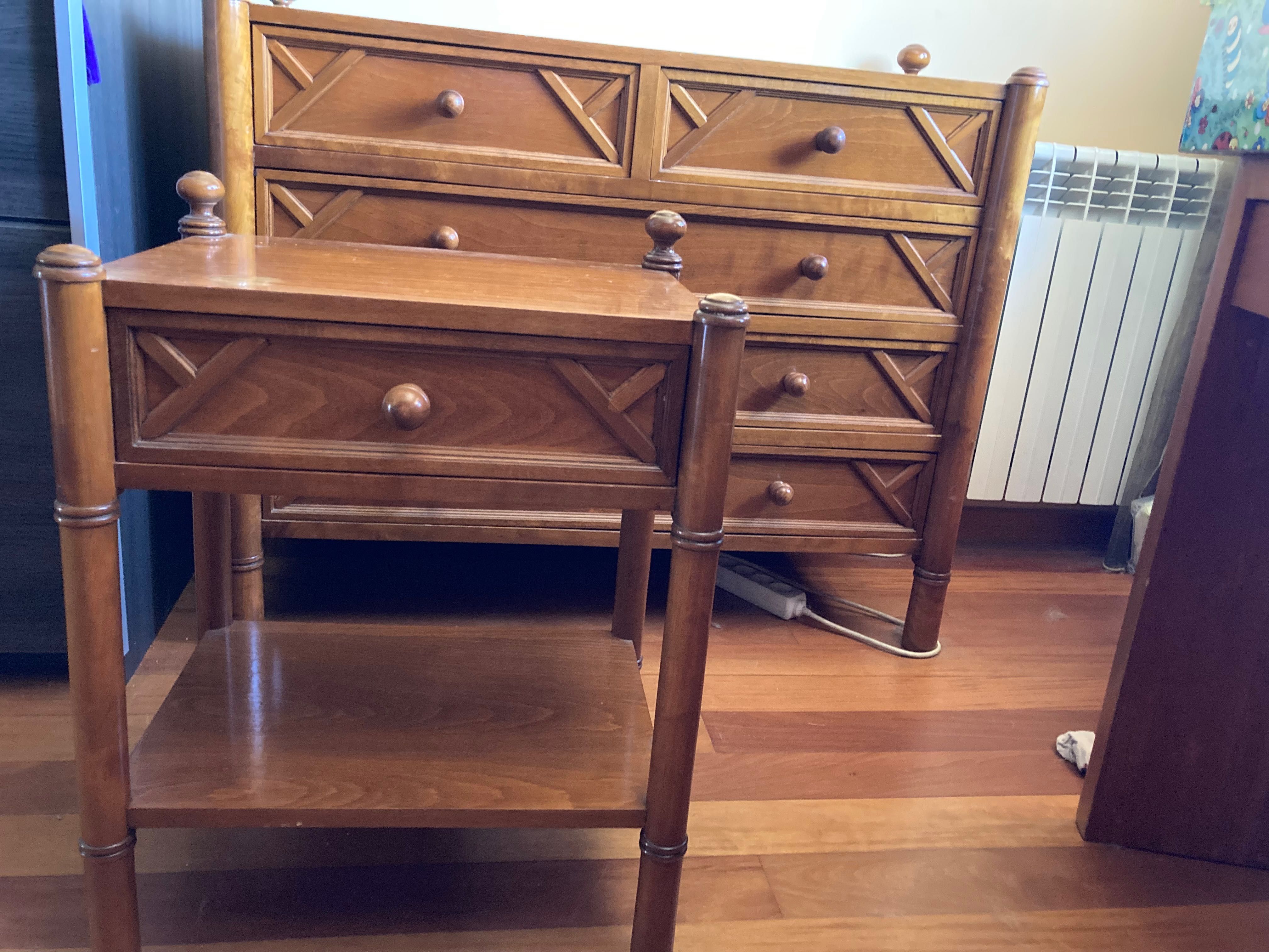 Cómoda de madeira de cerejeira 75€ . Mesinha de cabeceira 25