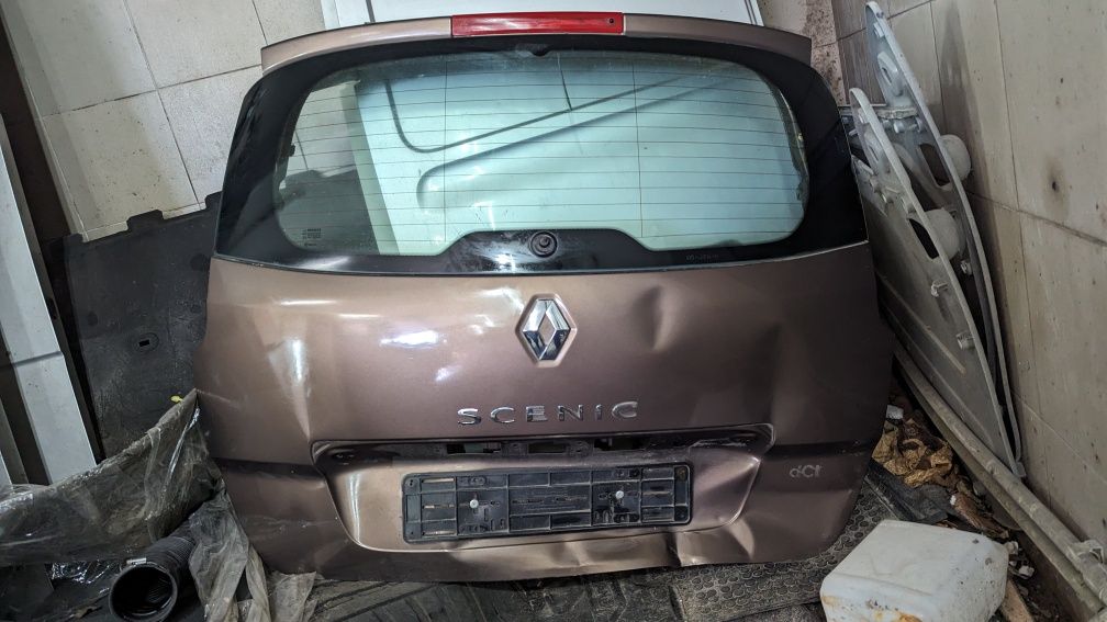 Скло ляди / задні двері / кришка багажника Renault Grand Scenic 3