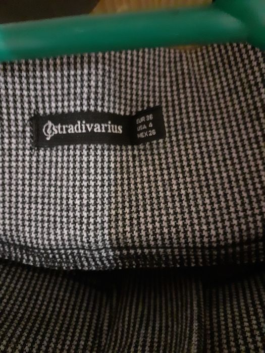 Calças pretas e brancas em bom estado