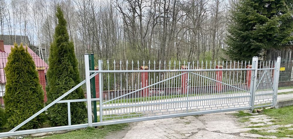 Brama wjazdowa przesuwana kuta ocynkowana z furtką