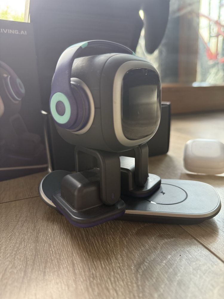 EMO AI Desktop Pet od living.ai robot
