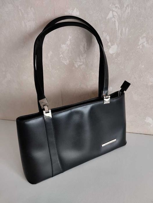 Чорна жіноча сумка.