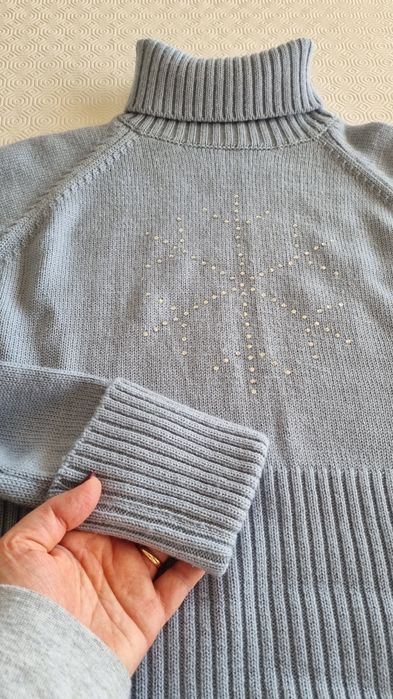 Camisola azul claro, de gola alta, da marca Cedosce, tamanho M.