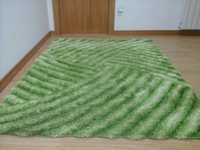 Carpete verde em bom estado