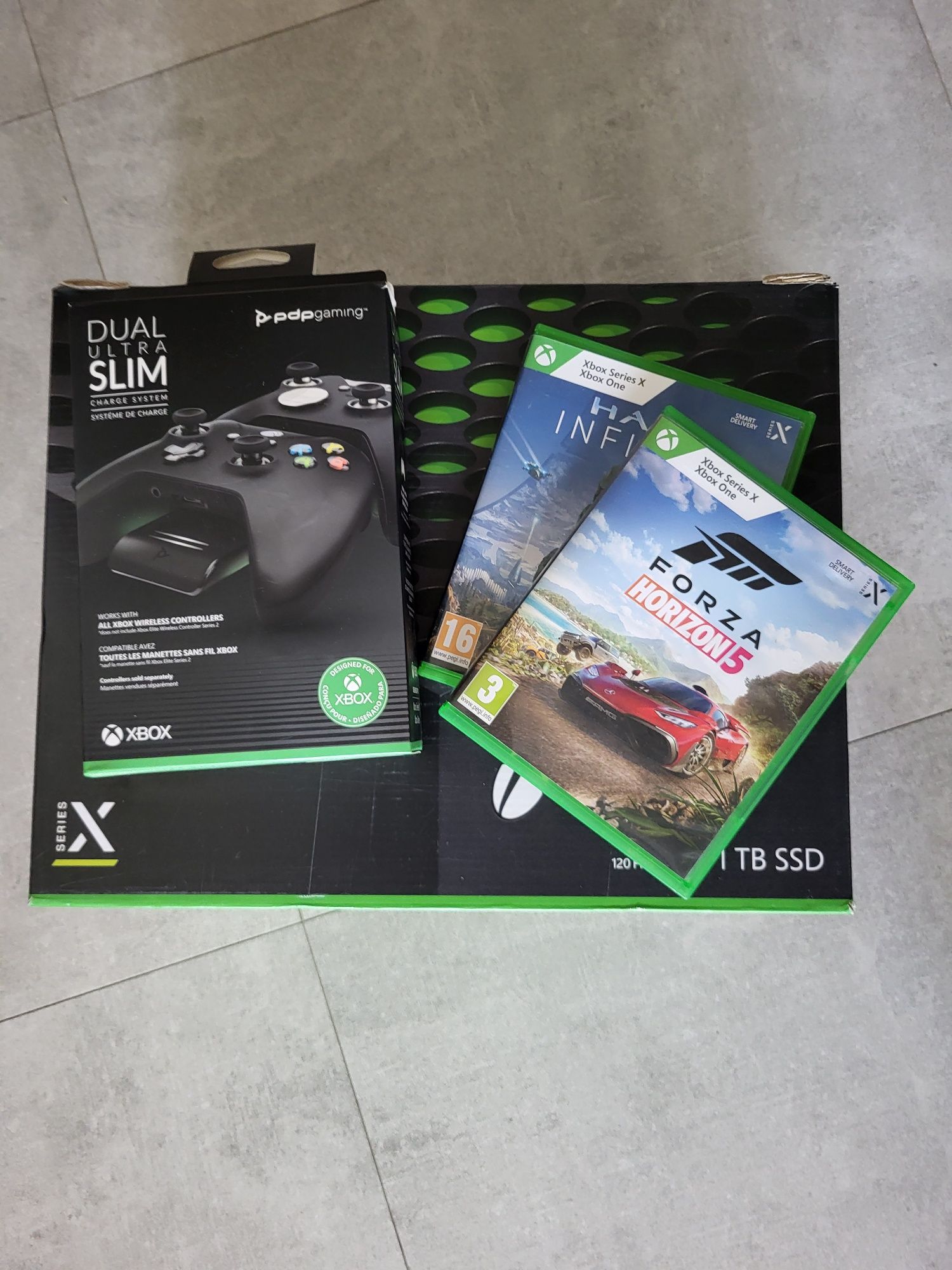 Konsola XBOX series X 1 TB + ładowarka do kontrolerów + dwie gry