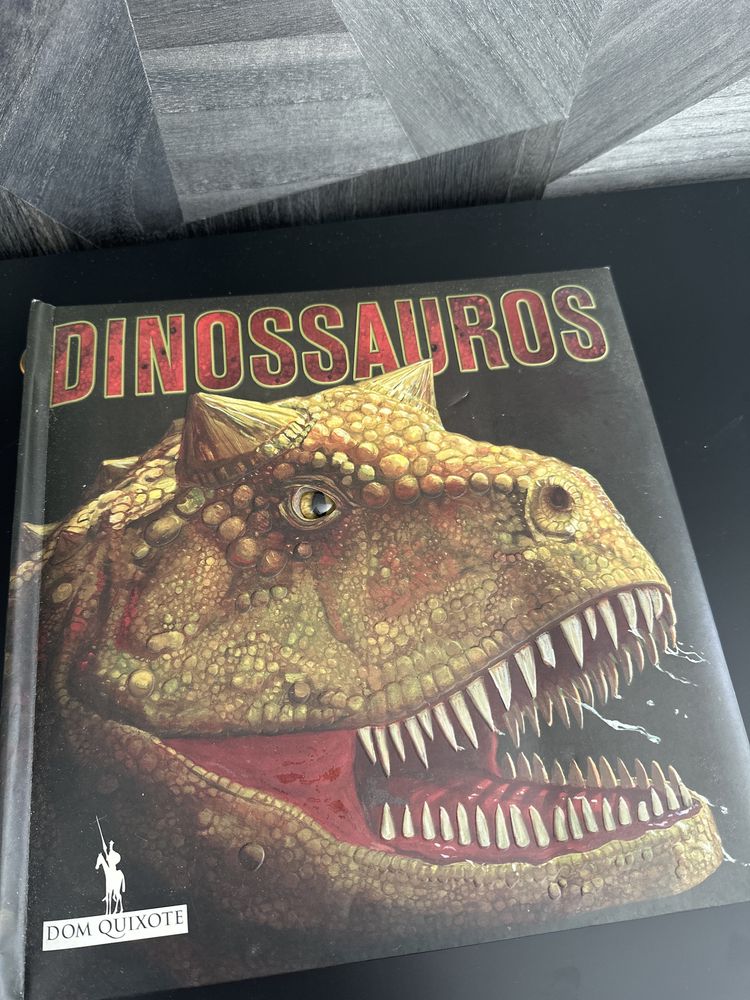 Livro didático interactivo Dinossauros de Nash / Barnard