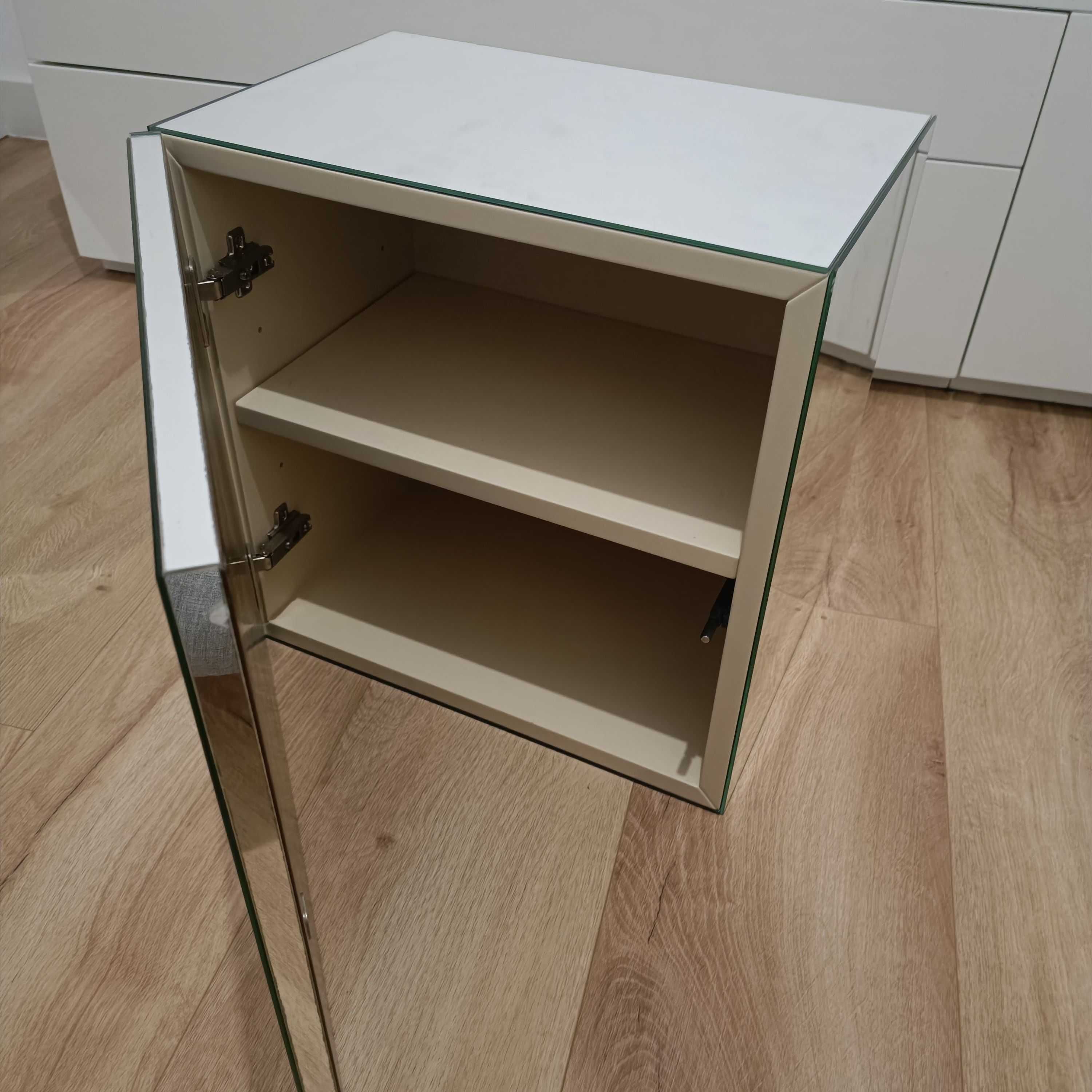Cubo madeira com revestimento exterior a vidro espelhado