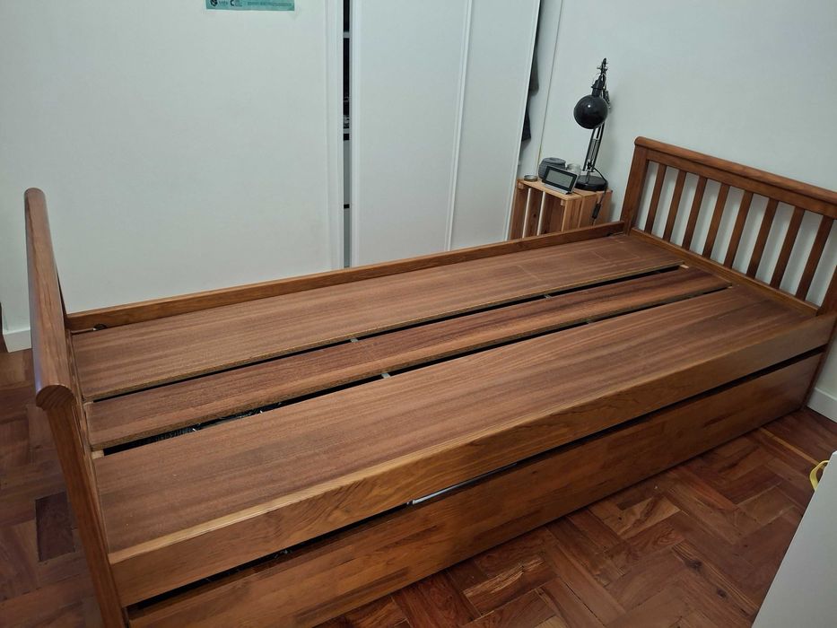 Cama de solteiro em madeira com gaveta em baixo