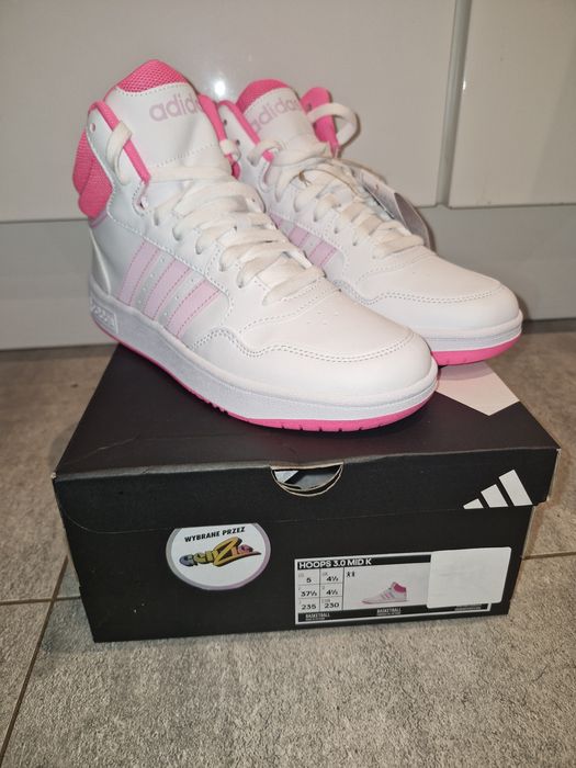 Sneakersy Adidas wybrane przez Genzie