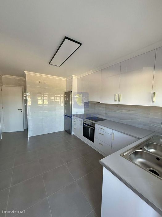T3 Renovado com Espaço Exterior na Cidade Nova