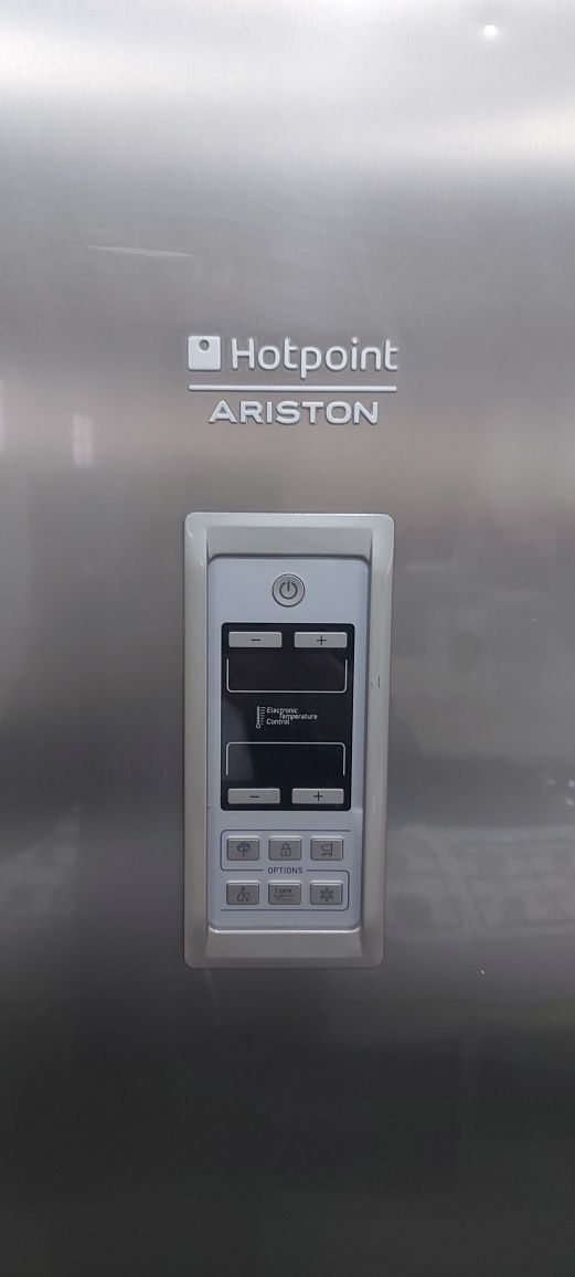 Холодильник Ariston 2m.