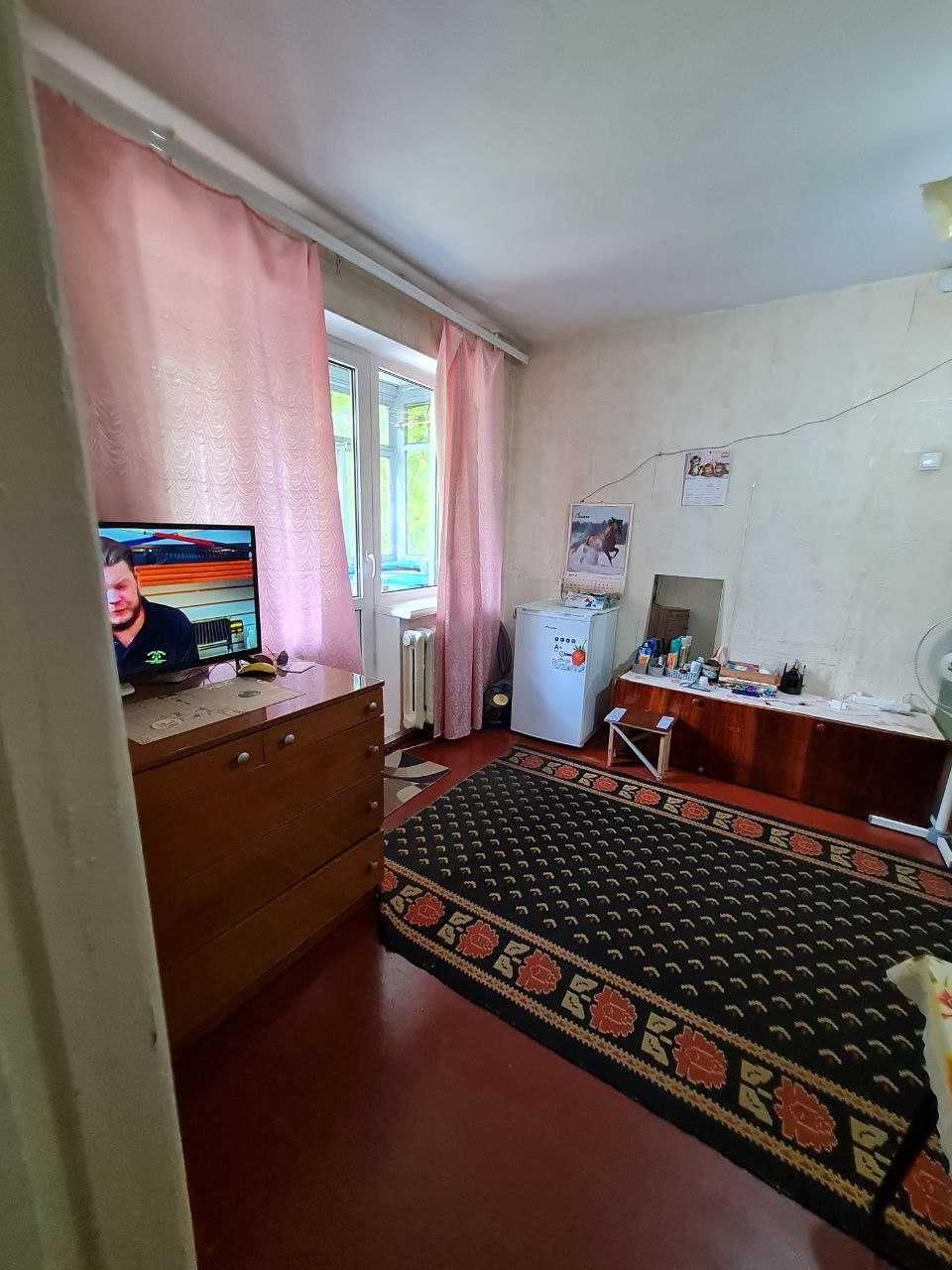 Продам 2 кімн. кв. в ЦЕНТРІ 2/5 пан будинку.Житловий стан. 25500 .Торг