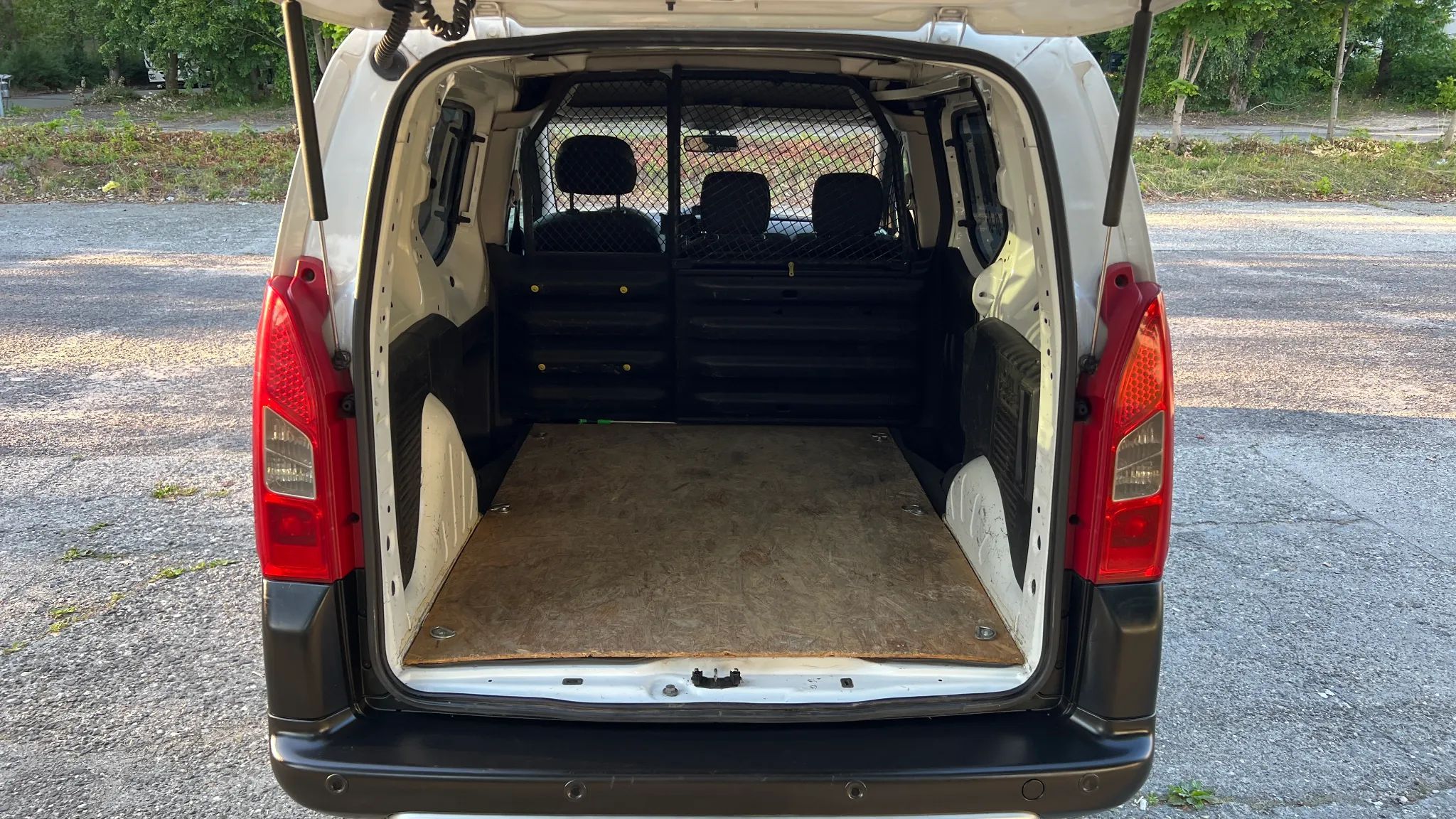 Peugeot PARTNER  Peugeot Partner Berlingo 1.6 Hdi 90km - biały 3os VAT1 baza na kamper?