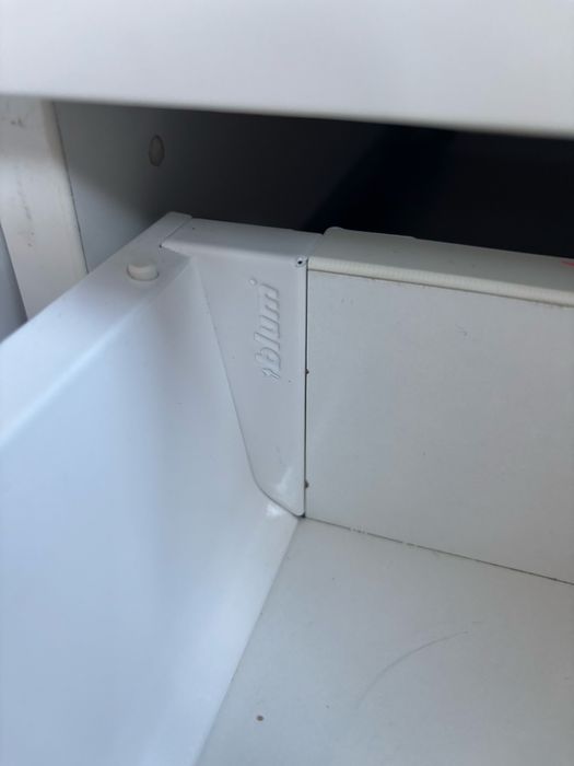 Praktyczne biurko z półkami i cichymi szufladami Blum – 100 cm