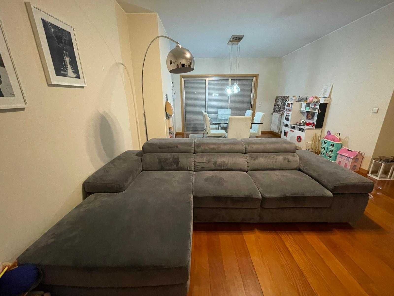 Sofá moderno azul escuro com chaise longue em bom estado