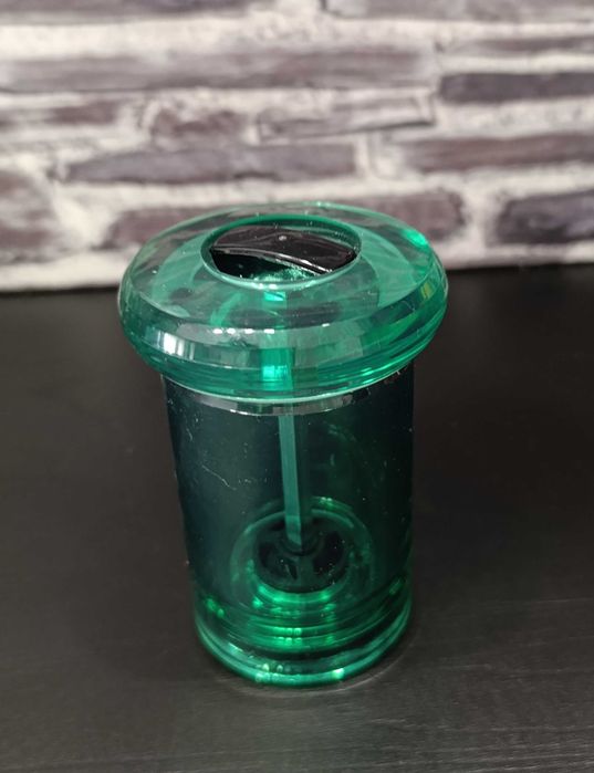 Utensílios cozinha, vidro verde, sendo 2 copos e um moinho pimenta