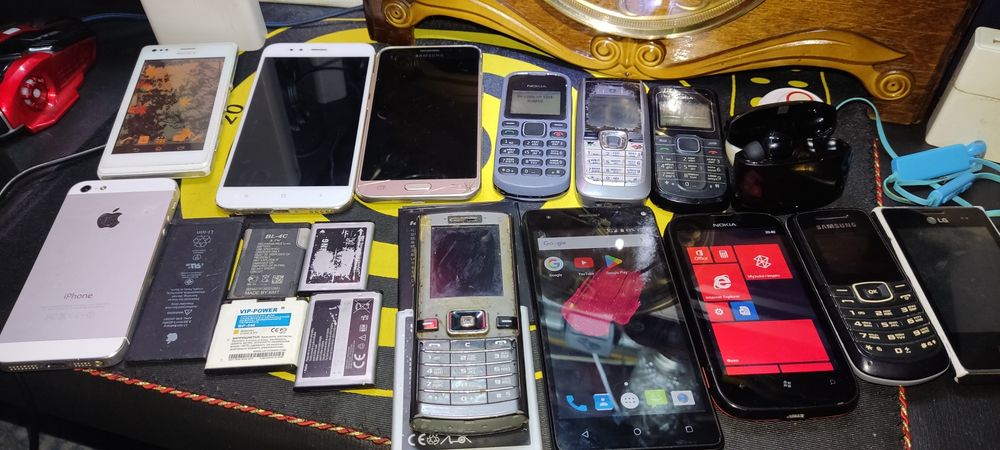 Тилефон NOKIA SONY та різні, на запасні частини деякі.