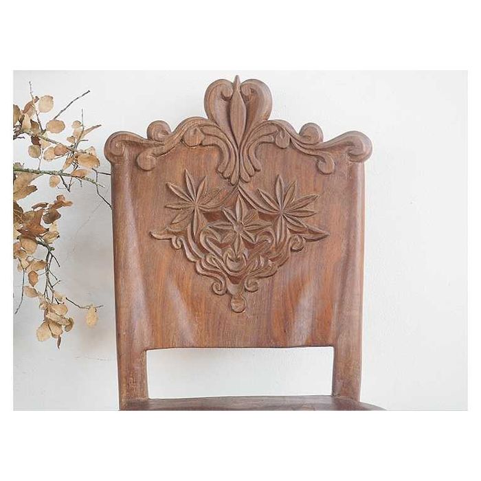 Cadeira antiga de madeira