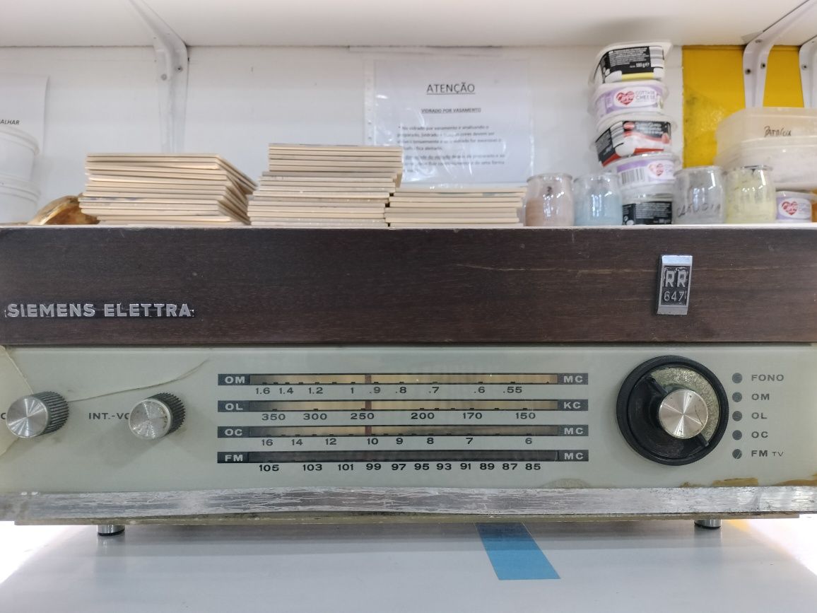 Rádio a válvulas marca " Siemens Electra". A funcionar Vintage. A func