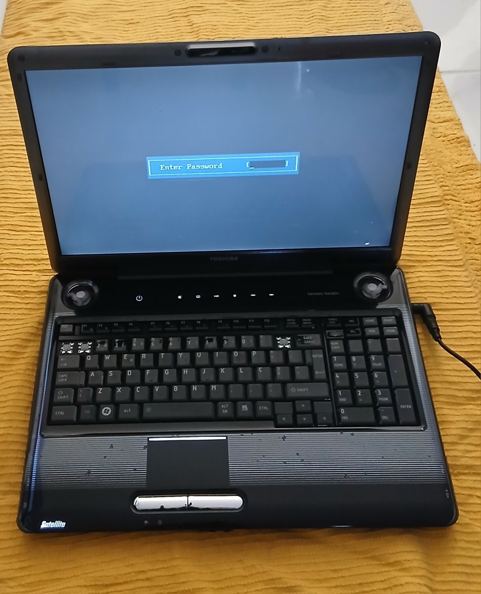 Toshiba Satellite P300 15D falta Bateria Acende sem Carregador