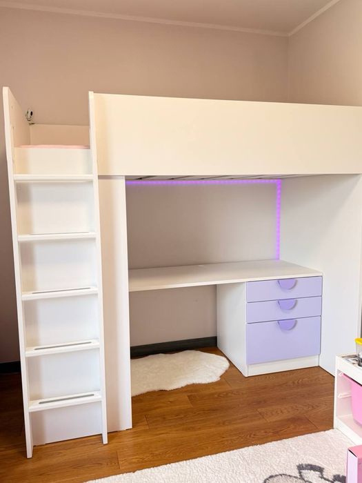 Dziecięce łóżko IKEA na antresoli z biurkiem, szufladami i szafą