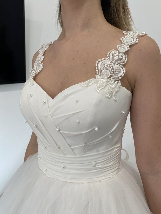 Весільна сукня зі шлейфом від Sofi Bride