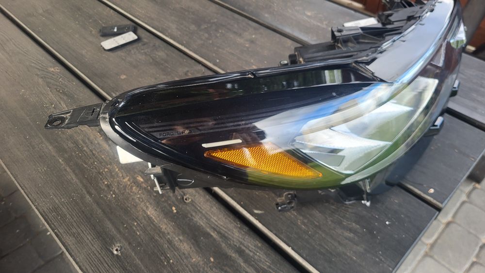 Lampa przednia ford escape prawa