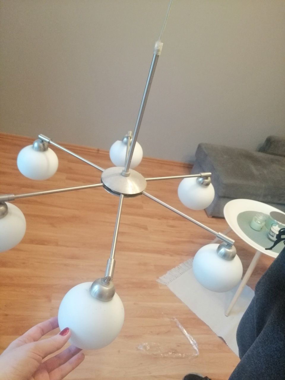 Lampa do salonu klosz kule białe klosz szklany