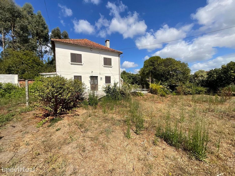 Moradia T5 com Jardim, Terraço e mais 2 terrenos de construção em Vila