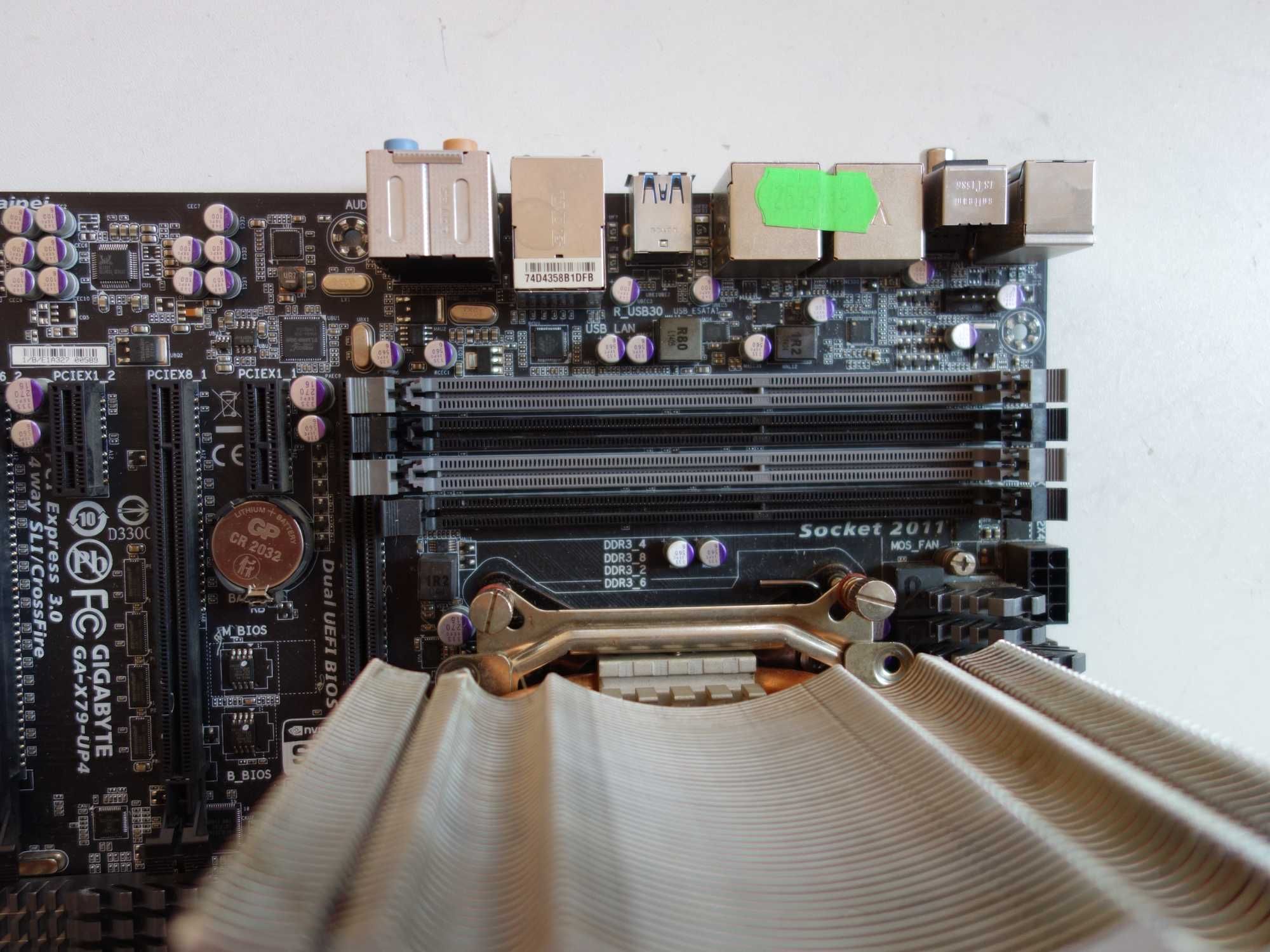 Gigabyte GA-X79-UP4 - LGA2011 + Xeon E5-2650 V2 + Fortis - 8 rdzeni