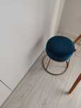 Puff decorativo em veludo azul petróleo e pés dourados