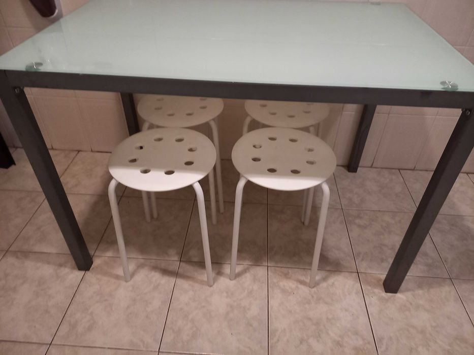 Mesa de vidro e 4 bancos