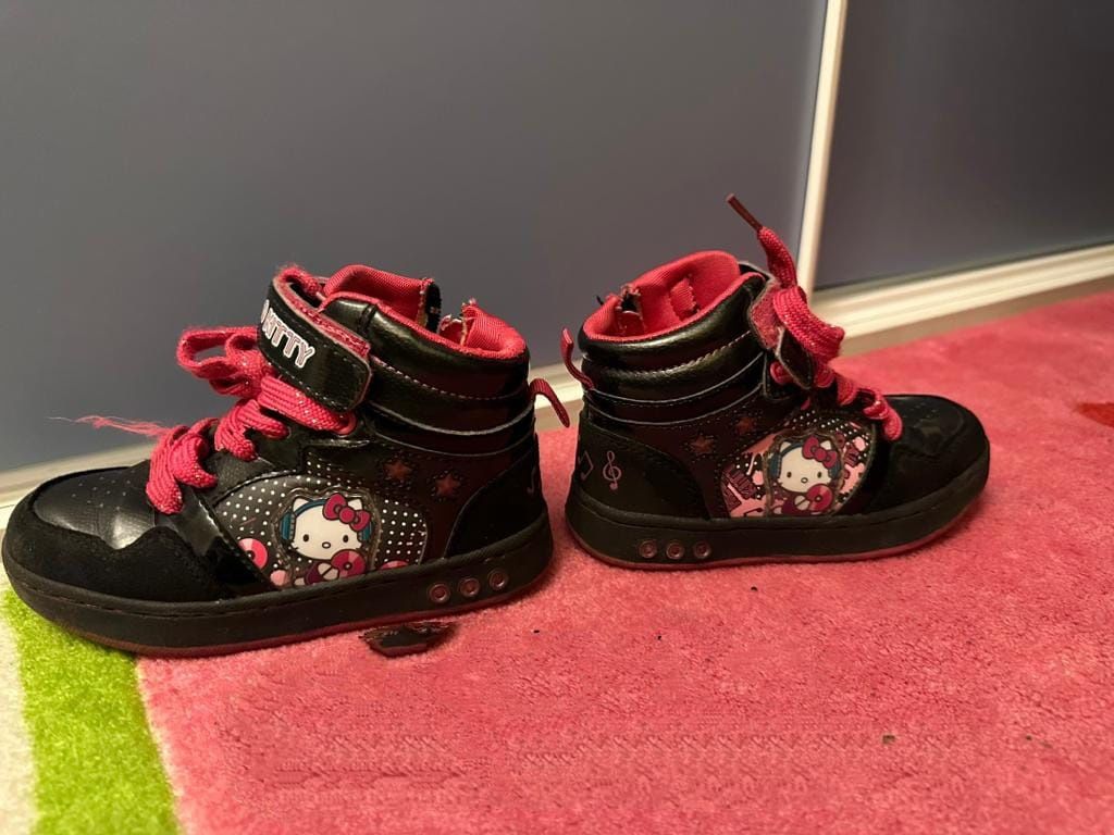 Buty botki adidaski Hello Kitty czarno różowe dziewczęce