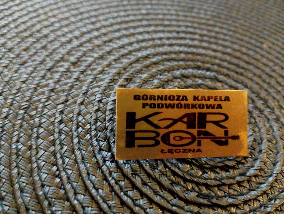 Przypinka, blaszka, z tyłu z przypięciem .