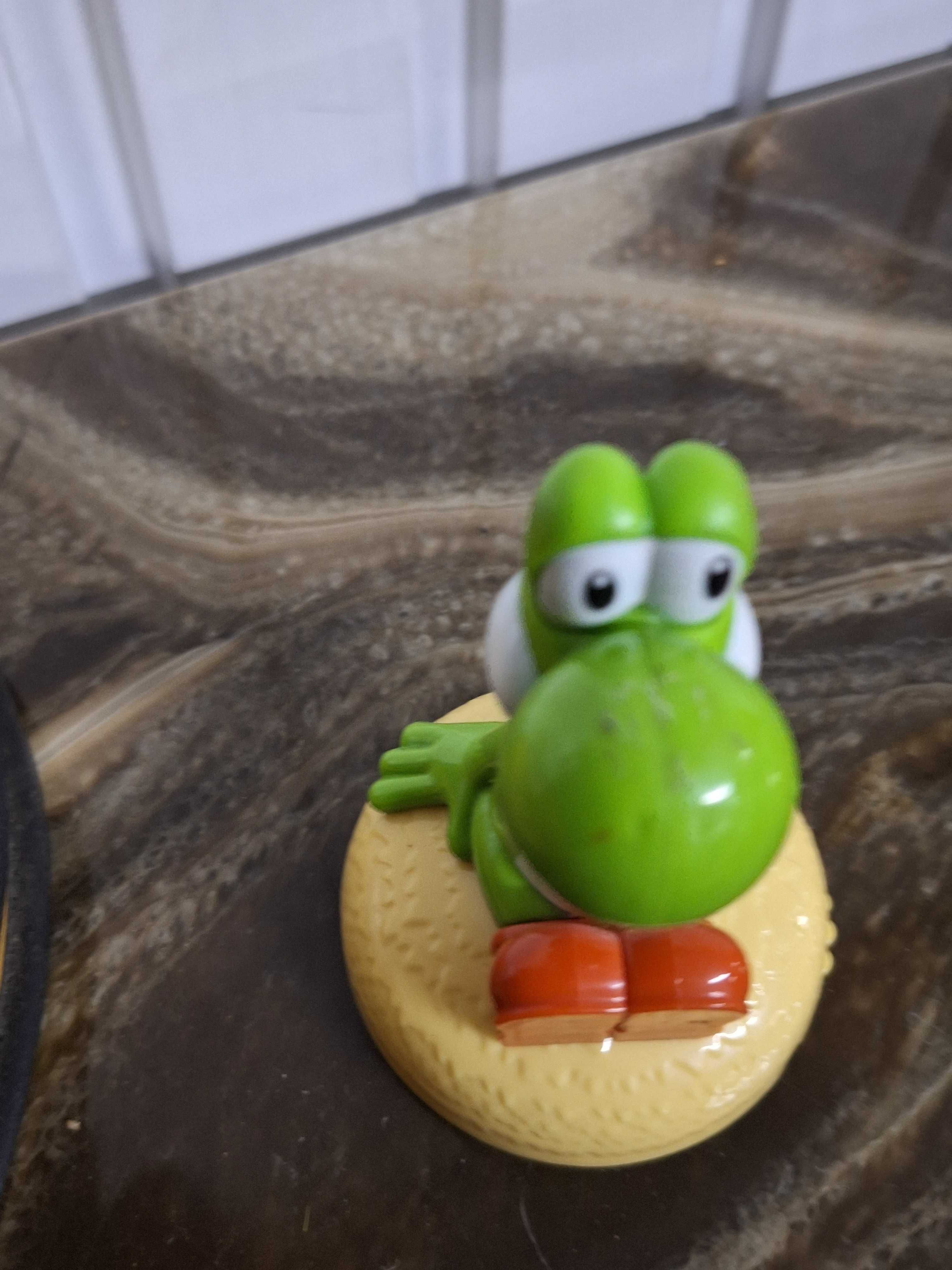 Brinquedo yoshi sentado