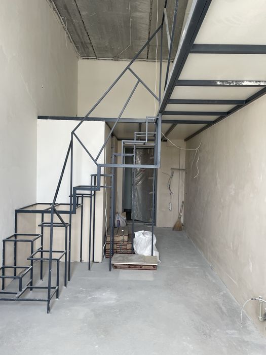 Продам дворівневу з чорновим ремонтом м. Академіка Павлова