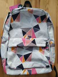 Plecak Acmebon w trójkąty szare białe różowe