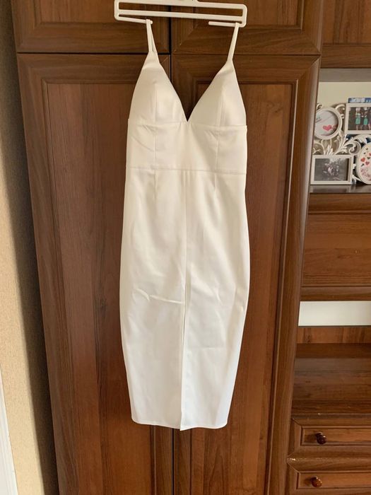 Біла сукня, довжина міді