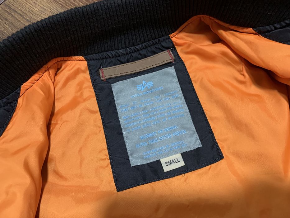 Жіноча куртка бомбер нейлон Alpha industries