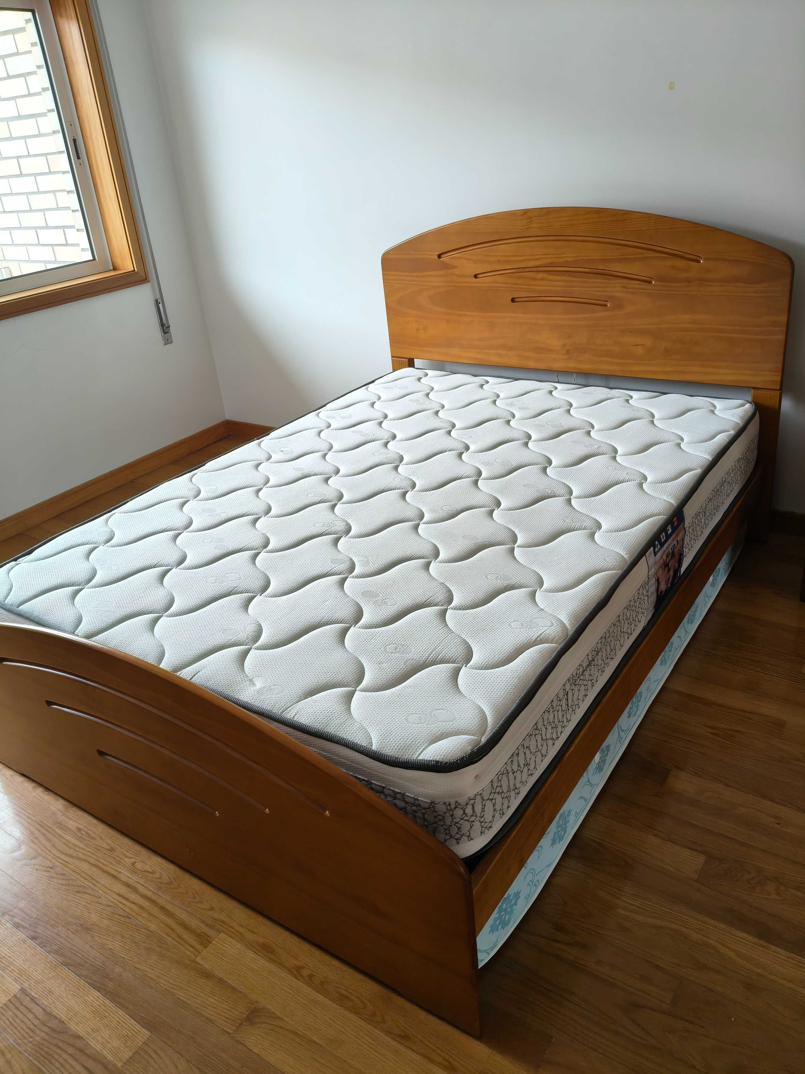 Cama robusta de madeira com colchão ortopédico e 1 mesa de cabeceira