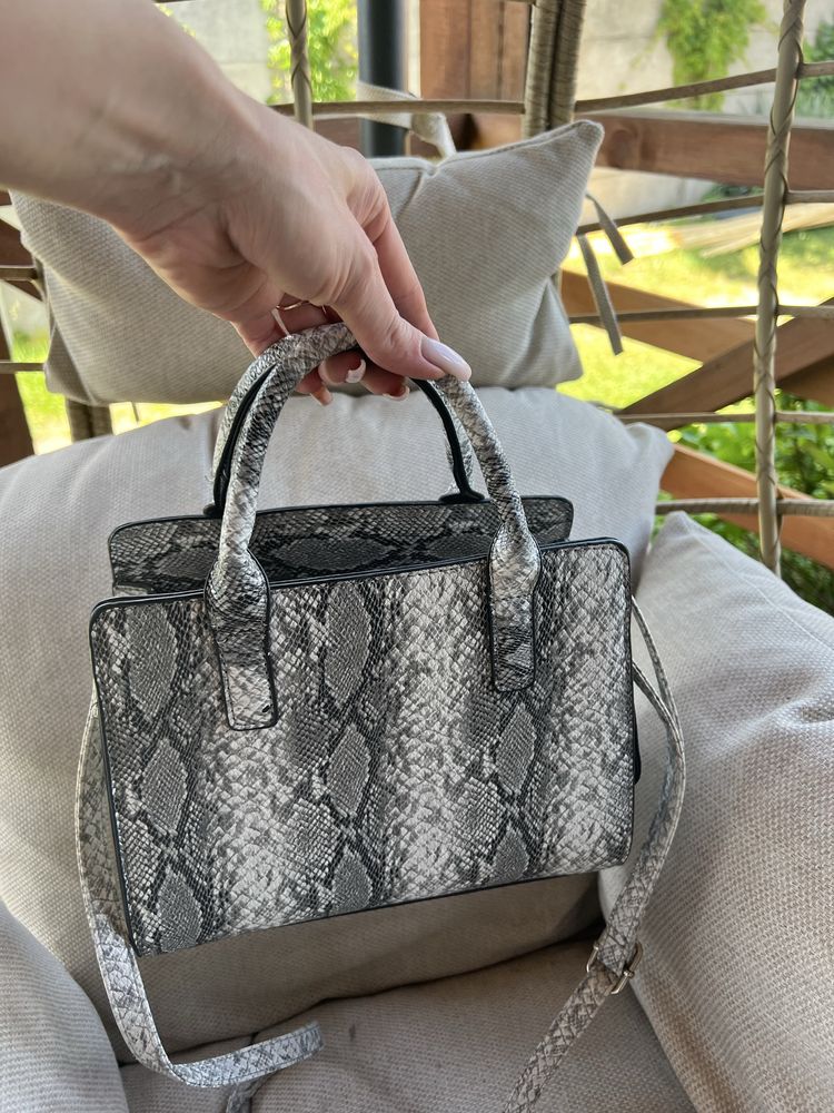 Wężowa torebka średniej wielkosci elegancka