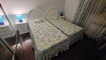 Conjunto quarto com 2 camas individuais e 2 mesas de cabeceira