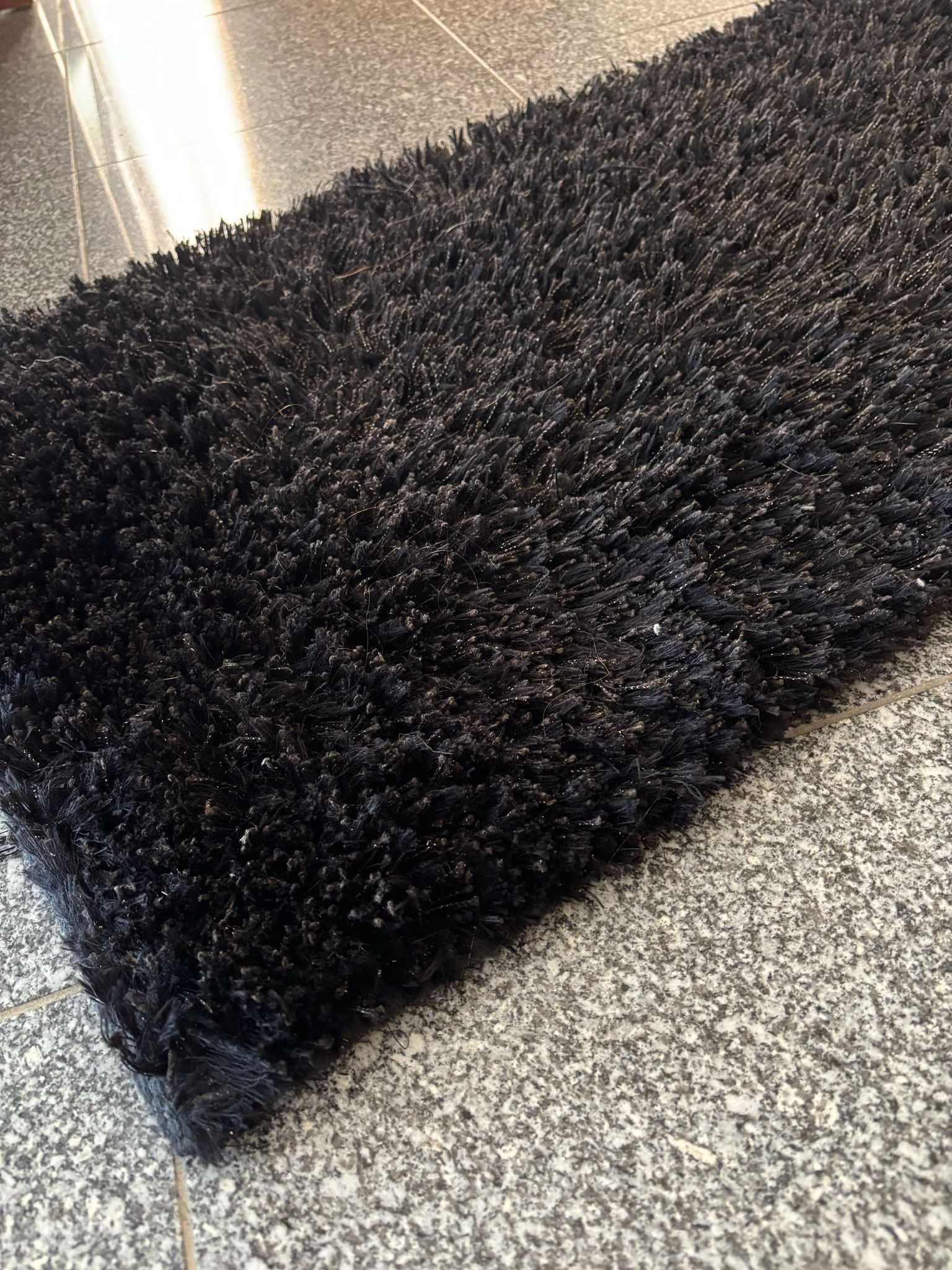 Conjunto de 2 Tapetes pretos de pelo
