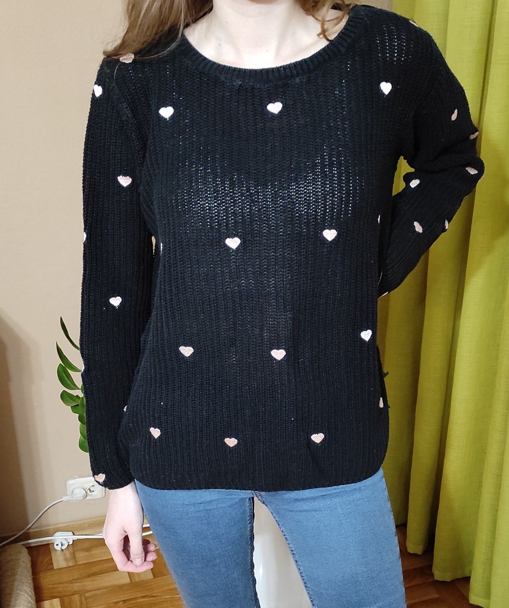 Sweter czarny w serduszka rozmiar M