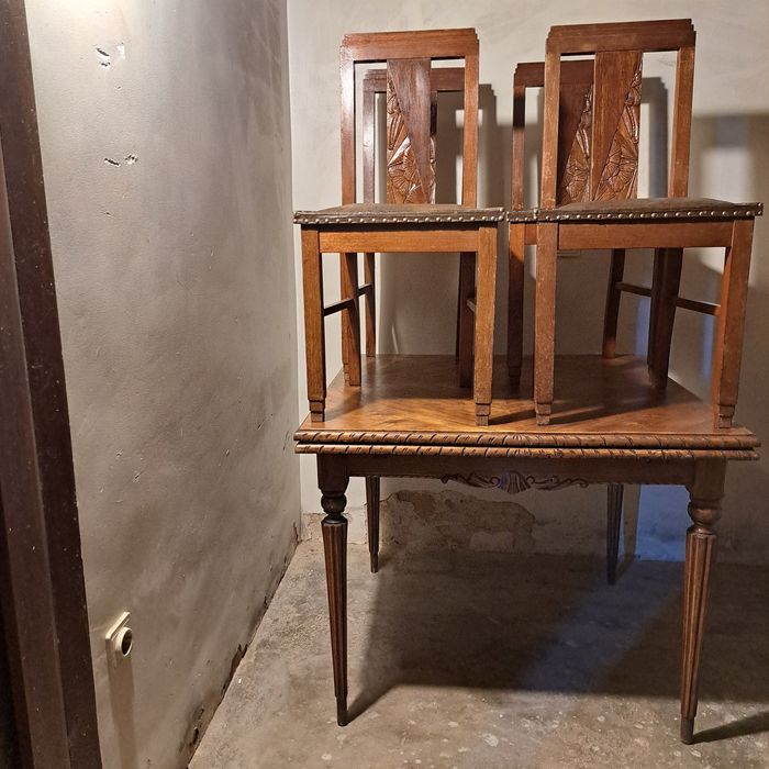 Mesa e cadeiras de Sala