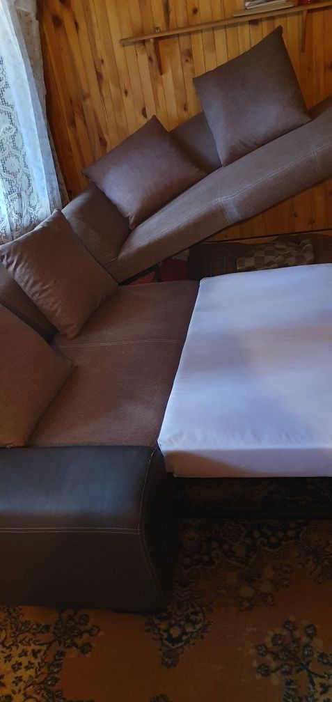 Narożnik z funkcją spania i pojemnikiem plus poduchy