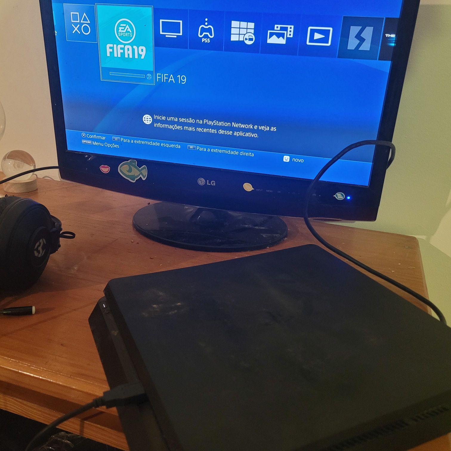 Vende se ps4 slim