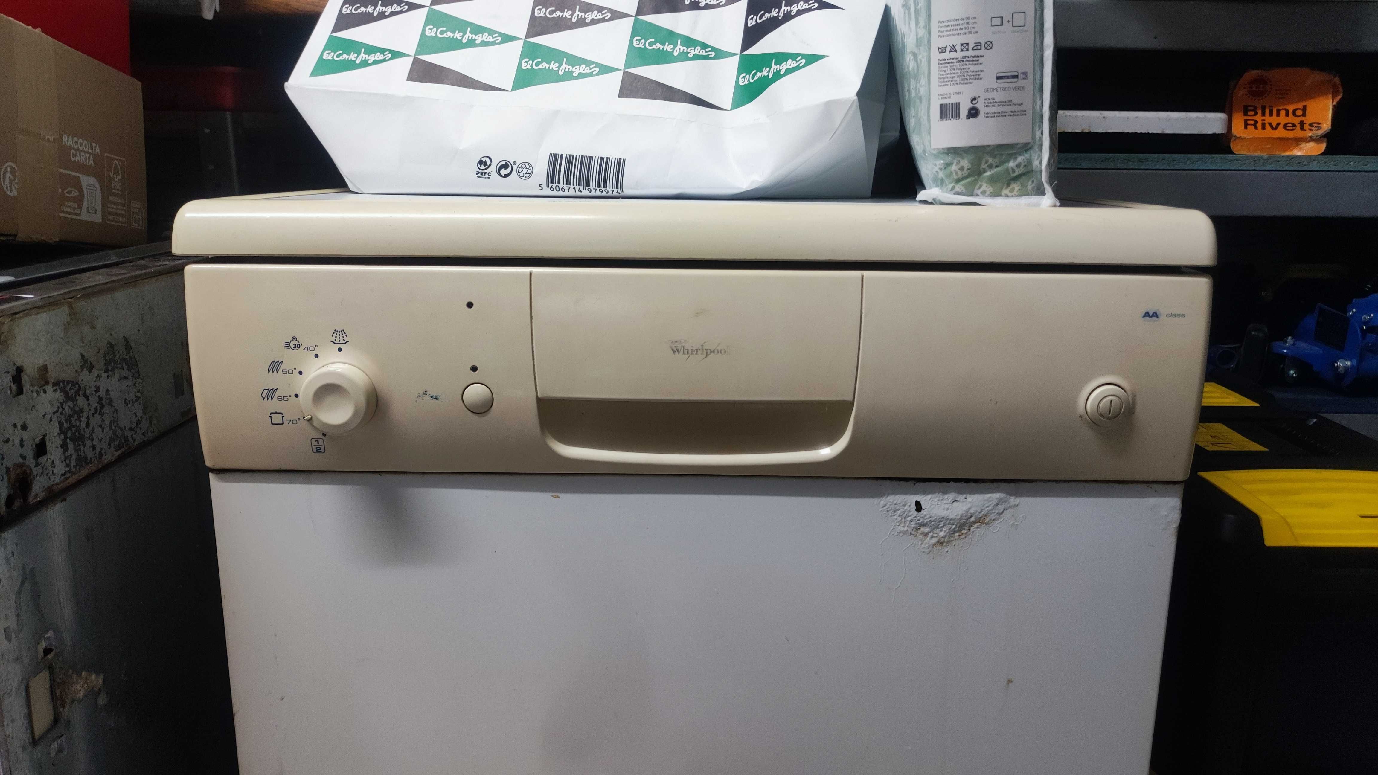Máquina Lavar Louça Whirlpool a funcionar
