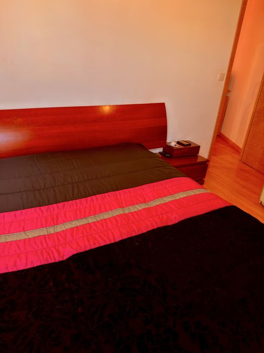 Cama de casal e respetivas medinhas