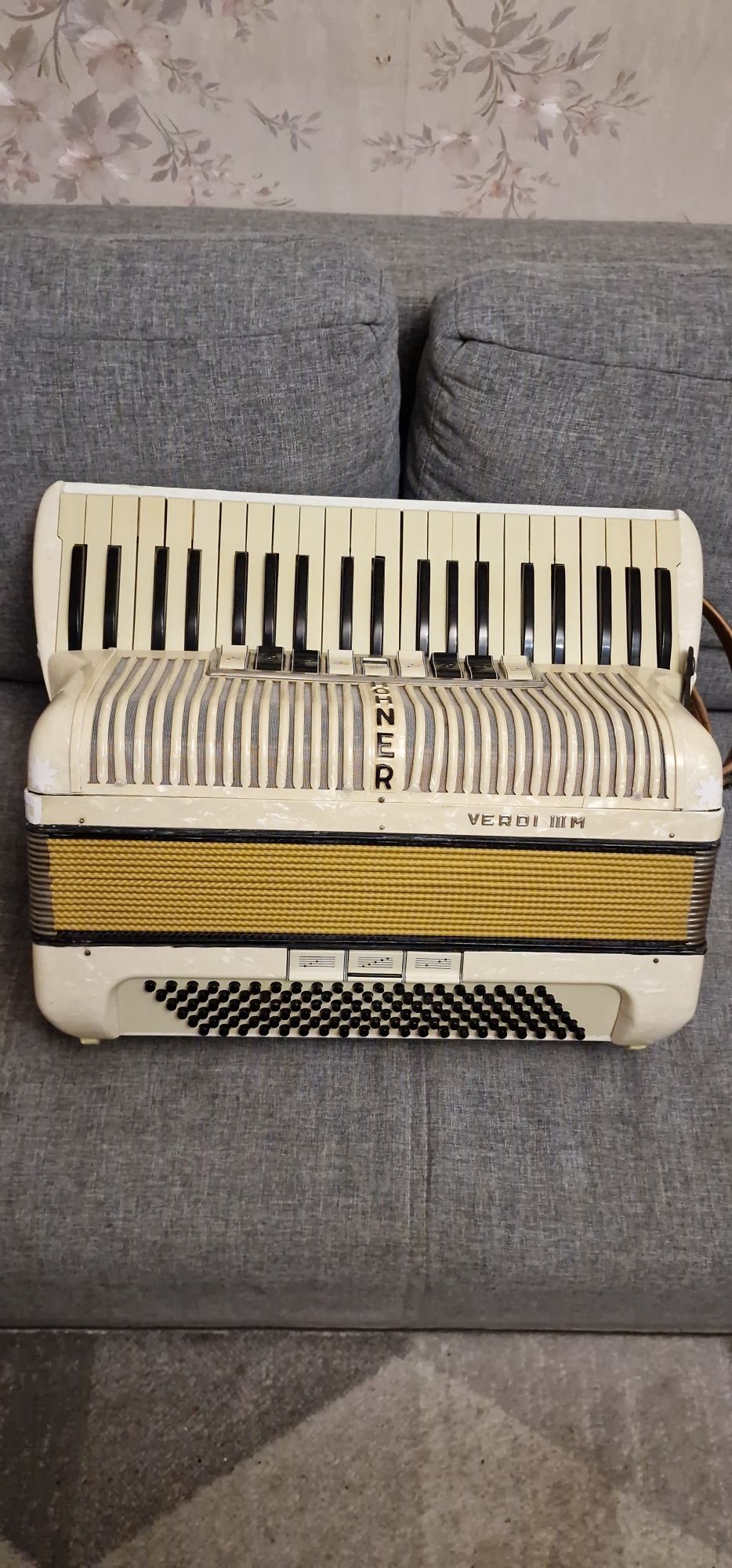Pięknny akordeon Hohner Verdi III